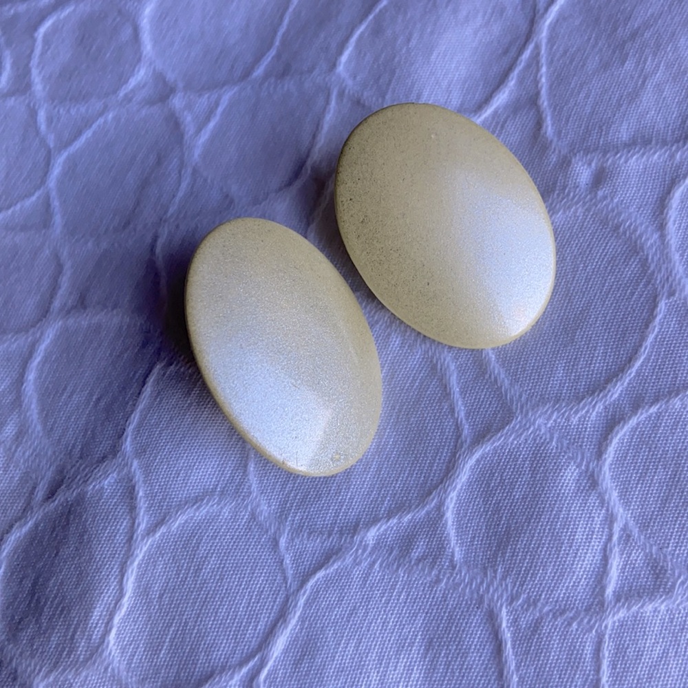 Vintage Ear Studs Beige Shimmer